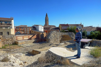 El alcalde, Carlos Mangas, muestra la zona excavada sobre la cima donde está enterrado el castillo, caracterizado por los múltiples pasadizos.-L.G.E.