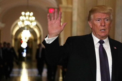 Trump saluda al salir del Congreso tras asistir a una reunión de republicanos, el 16 de noviembre, en Washington.-AFP / ALEX WONG