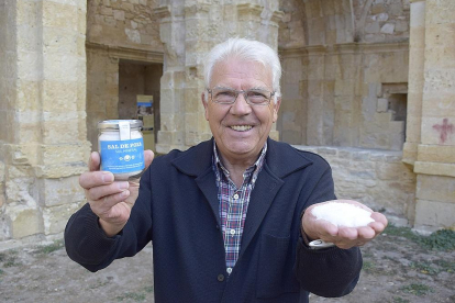 Narciso Padrones, presidente de la Asociación Amigos de las Salinas, mostrando un puñado de sal de Poza de la Sal.-ARGICOMUNICACIÓN