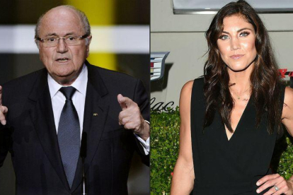 Joseph Blatter, expresidente de la FIFA, y la futbolista Hope Solo.-AFP