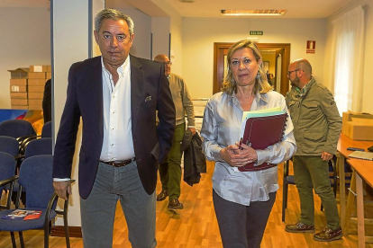 Pilar del Olmo y Fernando de la Cierva ayer, en la sede del Partido Popular de Valladolid.-ICAL