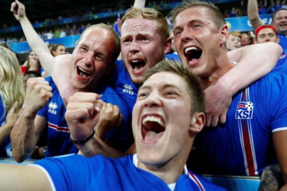 Cuatro hinchas islandeses celebran con un selfi la heroica victoria de su selección ante Inglaterra.-REUTERS / MICHAEL DALDER