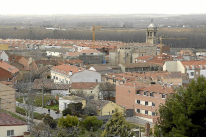 Las grúas formaban parte de la imagen de Cabezón en 2007 y ahora regresarán tras el parón por la crisis.-E.M.