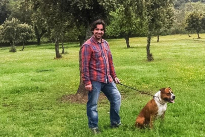 Vicente Fernández, director de 'Amores perros', con su propia mascota, Pancho.-MEDIASET