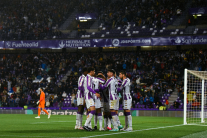 Jugadores del Real Valladolid celebran un gol ante el Andorra. / RV