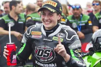 Ana Carrasco (Kawasaki), tras una de sus dos victorias de este año en Supersport300.-