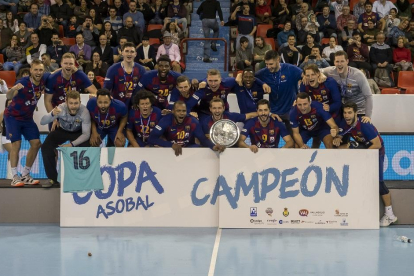 El Barça, subido en el cajón de campeón, posa con su 15ª título de Copa Asobal-PABLO REQUEJO