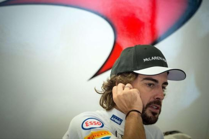 Fernando Alonso, ante el box de McLaren en el Gran Premio de Rusia.-AFP / ANDREJ ISAKOVIC