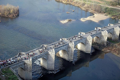Vista aérea del puente de Cabezón de Pisuerga, durante una concentración de la plataforma.-PHOTOGENIC