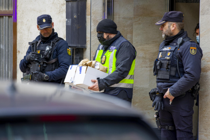 Despliegue policial en Miranda de Ebro en Burgos por las cartas bomba que salieron de Burgos y pasaron por Valladolid.-ICAL