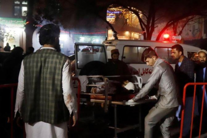 Miembros de los servicios de emergencia transportan en camilla a un herido en el ataque suicida en Kabul.-JAWAD JALALI (EFE)
