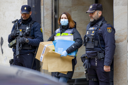 Despliegue policial en Miranda de Ebro en Burgos por las cartas bomba que salieron de Burgos y pasaron por Valladolid.-ICAL
