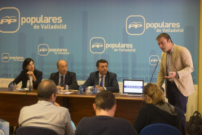 El PP de Valladolid hace balance de la actividad parlamentaria de la legislatura. En la imagen, Miguel Ángel Cortes (2I), Arenales Serrano (I), Ildefonso Pastor (D) y Luis Miguel González Gago (2D).-ICAL