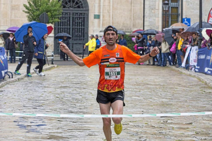 Óscar Fernández Giralda celebra su victoria en la 1/2 Media Maratón Universitaria.-MIGUEL ÁNGEL SANTOS