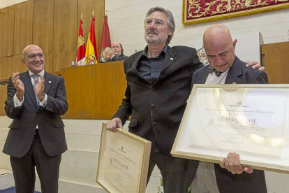 Félix Pérez recibe emocionado el premio con el abrazo de su compañero José Antonio Ortega ayer, mientras Jesús Julio Carnero aplaude a su derecha y Joaquín Díaz también, arriba-Ical