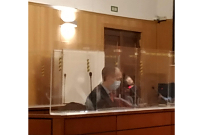 El abogado, en primer plano, junto al condenado durante la vista en la Audiencia de Valladolid. - EUROPA PRESS.