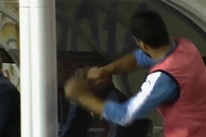 Enfado de Luis Suárez en el partido que enfrentó a Venezuela y Uruguay.-