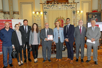 Los premiados del programa Juntos Somos Capaces junto al alcalde, Óscar Puente, y la infanta Elena de Borbón.-J. M. LOSTAU