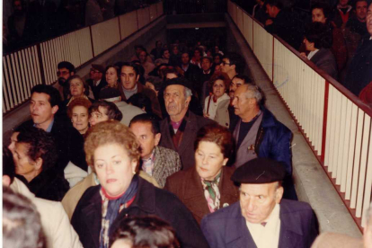 Vecinos en el paso subterráneo de Las Delicias en 1982. ARCHIVO MUNICIPAL