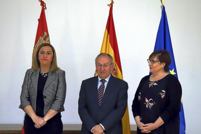 El subdelegado del Gobierno en Valladolid, Emilio Álvarez, junto a su predecesora, Helena Caballero (D) y Virginia Barcones (I).-ICAL