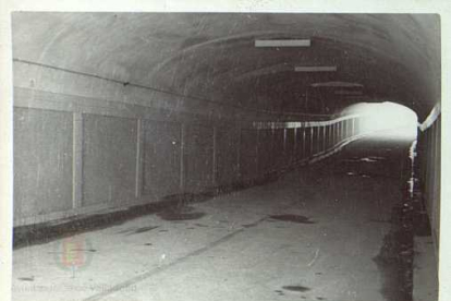 Paso de vehículos del túnel Labradores de Las Delicias en los años 50.- ARCHIVO MUNICIPAL DE VALLADOLID