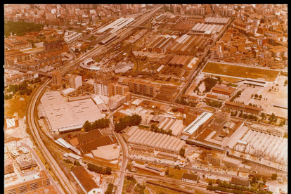 Vista aérea de la carretera Madrid, Plaza de Colon, la estación y los talleres de la Renfe con parte del barrio Las Delicias en los años 80.- ARCHIVO MUNICIPAL DE VALLADOLID