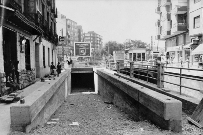 Entrada en obras del paso subterráneo peatonal desde la calle Labradores hacia Las Delicias en 1982.- ARCHIVO MUNICIPAL DE VALLADOLID