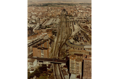 Panorámica de Arco Ladrillo, los talleres Renfe y Las Delicias en 1984.- ARCHIVO MUNICIPAL DE VALLADOLID