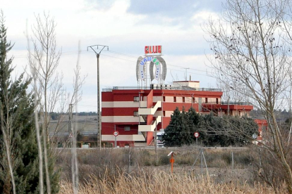 Exterior del Club ‘Vaji’, en Tordesillas, donde fueron explotadas las víctimas de la red de trata.-SANTIAGO