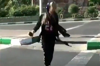 Una de las jóvenes iranís que desafía a las autoridades bailando en la calle. /-PERIODICO (TWITTER)