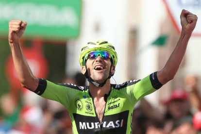 El ciclista vasco del equipo Murias Euskadi, Mikel Iturria, a su llegada a meta.-EFE