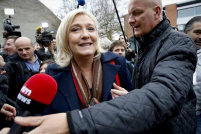 Marine Le Pen, protegida por su guardaespaldas, Thierry Légier, en una imagen de archivo.-OLIVIER HOSLET
