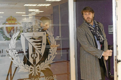 El presidente blanquivioleta Carlos Suárez sale de las oficinas del Real Valladolid-J. M. Lostau