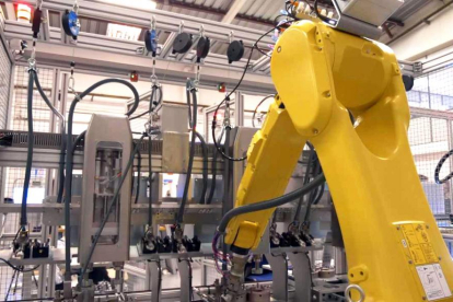 Uno de los robots inteligentes que coloca Carbures en sus líneas de fabricación para la automoción.-EL MUNDO