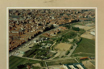 Jardines y dependencias municipales en el Paseo Juan Carlos I en 1994.- ARCHIVO MUNICIPAL DE VALLADOLID