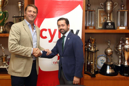 El presidente del Real Valladolid, Carlos Suárez, y el director de Rtvcyl, Eduardo Álvarez, firman un convenio de colaboración-Ical