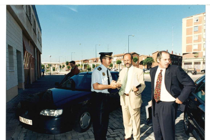 El entonces alcalde Francisco Javier León de la Riva, en la presentación de la Policía del Barrio de Las Delicias en 1996.- ARCHIVO MUNICIPAL DE VALLADOLID