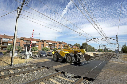 Un vehículo especial cruza las vías del tren a través del paso a nivel de Viana de Cega, ayer.-MIGUEL ÁNGEL SANTOS