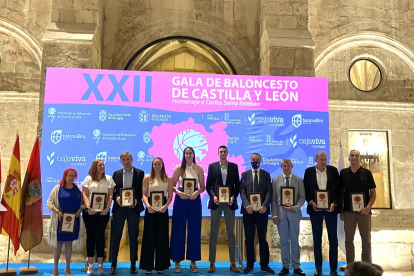 Foto de familia de los premiados en la Gala del Baloncesto de Castilla y león celebrada en Burgos. / FBCYL
