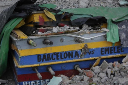 Futbolín cubierto por los escombros en un hogar destruido en Pedernales (Ecuador), en una imagen del 20 de abril.-AP / DOLORES OCHOA