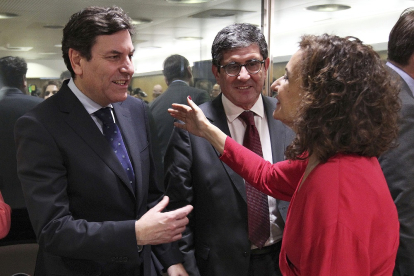 El consejero de Economía y Hacienda, Carlos Fernández Carriedo, saluda a la minsitra de Hacienda, María Jesús Montero, en la reunión del Consejo de Política Fiscal y Financiera.