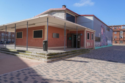 Centro Municipal entre las calles Eresma, Duratón y Zapardiel de Las Delicias.- J. M. LOSTAU