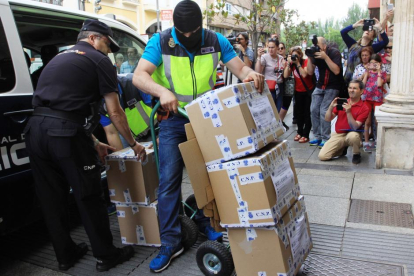 La Udef sale con cajas tras el registro en el Ayuntamiento de Palencia.-ICAL