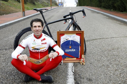 El ciclista Juan Carlos Domínguez posa junto a su bicicleta y varios recuerdos de Sidney, incluído el maillot firmado por sus compañeros del equipo nacional.-J. M. LOSTAU