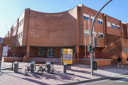 Escuela Oficial de Idiomas en la Avenida de Segovia.- J. M. LOSTAU