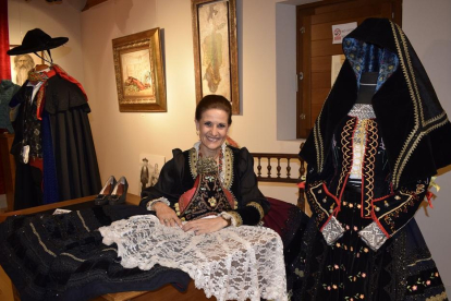 Conchi Bayón en el marco de una reciente exposición de su colección de indumentaria tradicional en Cuéllar.-ARGICOMUNICACIÓN