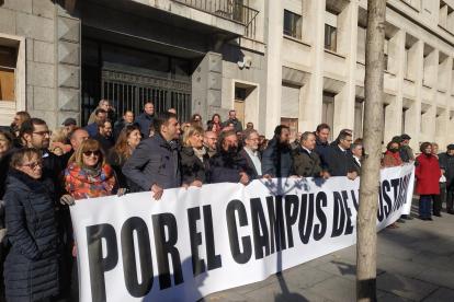 Concentración de operadores judiciales ante el Colegio El Salvador de Valladolid para reclamar al Ministerio de Justicia un compromiso para ejecutar el proyecto del Campus de la Justicia. - EUROPA PRESS