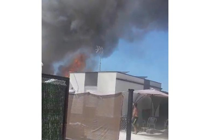Imagen del incendio en la urbanización El Romeral de Traspinedo. E.M.