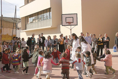 Un grupo de niños juega en el Centro de Educación Infantil Río Eresma de Matapozuelos, en una imagen de archivo.-EL MUNDO