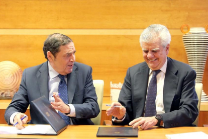 El consejero de Sanidad, Antonio María Sáez, y el presidente de la Asociación Española contra el Cáncer, Ignacio Muñoz (D), firman un convenio de colaboración-ICAL